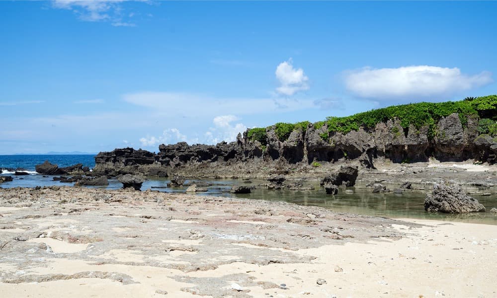徳之島固有の歴史を堪能する奇岩＆史跡散策